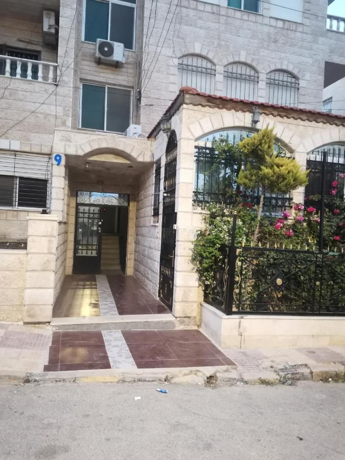 公寓 شقه بغرفه وصاله وبلكونه بدون شراكة 安曼